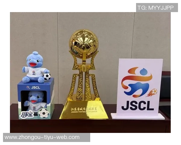 泰州首届苏超夺冠后迅速建设冠军奖杯打卡点吸引众多球迷前来留影